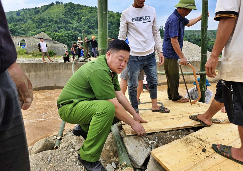 Công an xã dựng cầu tạm cho học sinh chuẩn bị đến trường năm học mới - Ảnh 1.
