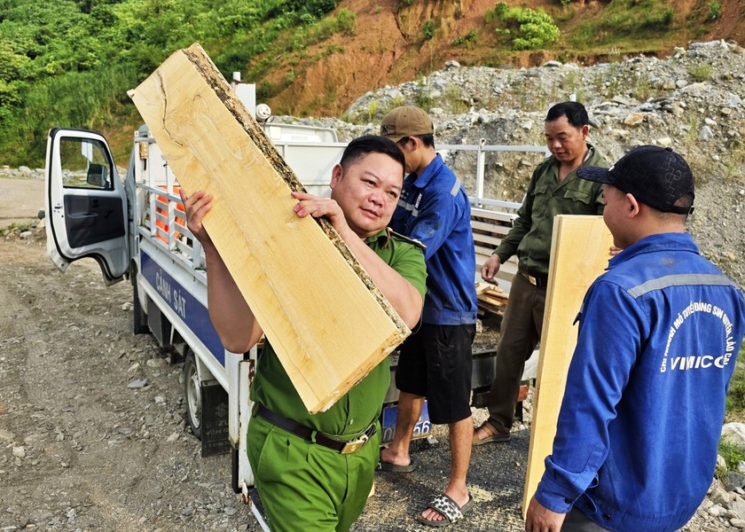 Công an xã dựng cầu tạm cho học sinh chuẩn bị đến trường năm học mới - Ảnh 3.