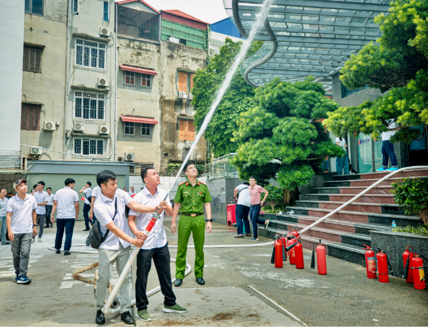 N&acirc;ng cao kỹ năng ph&ograve;ng ch&aacute;y, chữa ch&aacute;y v&agrave; cứu nạn, cứu hộ cho c&aacute;n bộ, nh&acirc;n vi&ecirc;n T&ograve;a nh&agrave; Kinh Bắc Thăng Long - Ảnh 4.