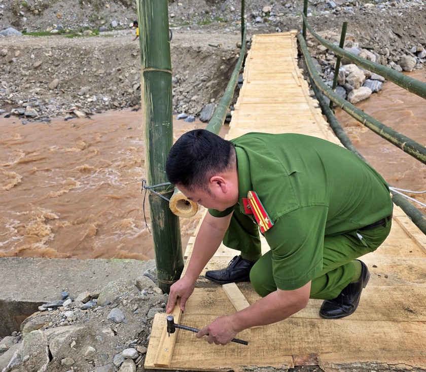 Công an xã dựng cầu tạm cho học sinh chuẩn bị đến trường năm học mới - Ảnh 4.