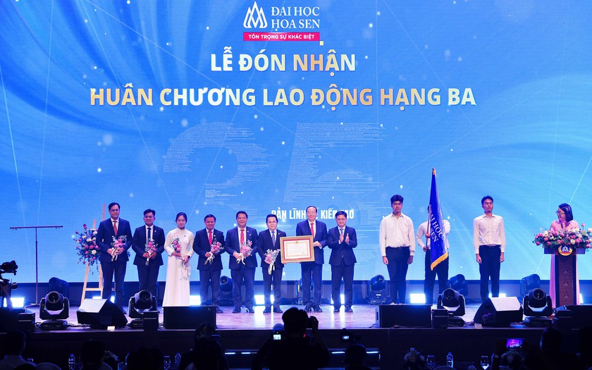 Trường Đại học Hoa Sen đ&oacute;n nhận Hu&acirc;n chương lao động hạng Ba - Ảnh 1.