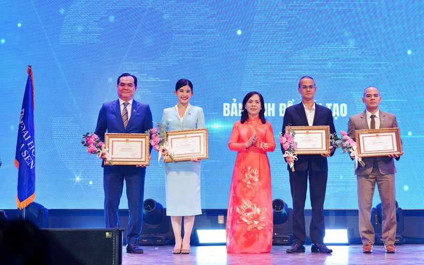 Trường Đại học Hoa Sen đ&oacute;n nhận Hu&acirc;n chương lao động hạng Ba - Ảnh 2.