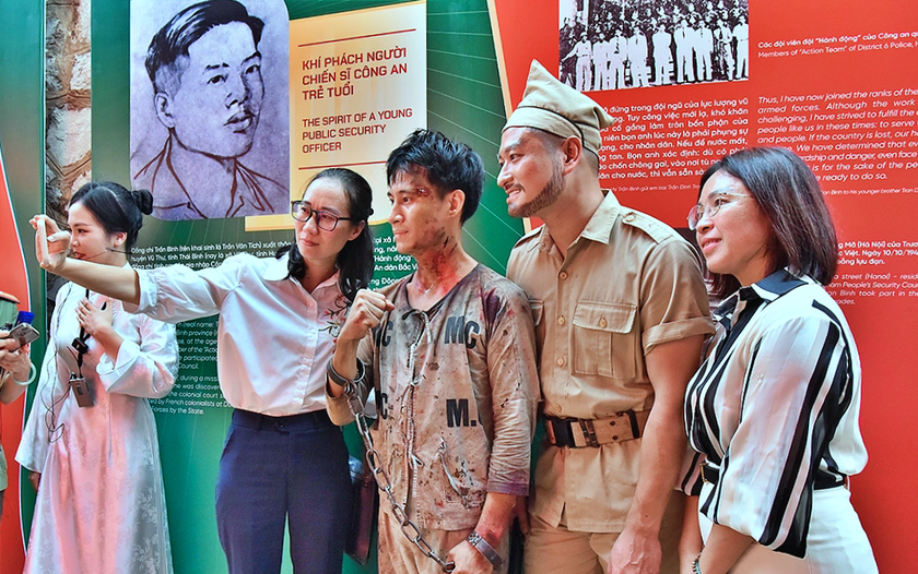 Di tích Nhà tù Hỏa Lò trưng bày chuyên đề: "Tâm son, chí thép" - Ảnh 1.