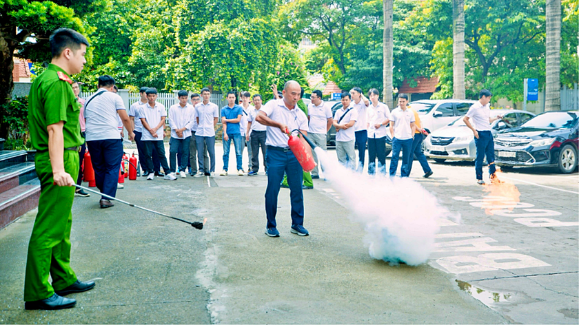 N&acirc;ng cao kỹ năng ph&ograve;ng ch&aacute;y, chữa ch&aacute;y v&agrave; cứu nạn, cứu hộ cho c&aacute;n bộ, nh&acirc;n vi&ecirc;n T&ograve;a nh&agrave; Kinh Bắc Thăng Long - Ảnh 3.