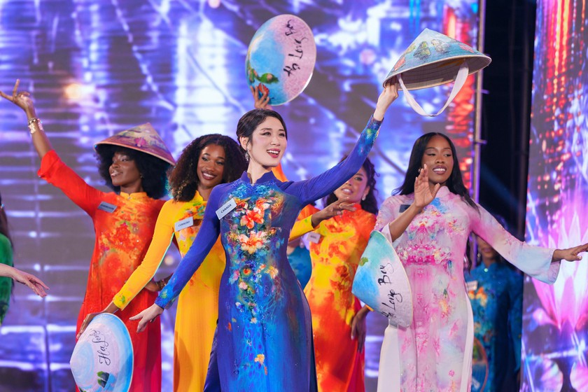 Rực rỡ đ&ecirc;m khai mạc Cuộc thi Miss World lần thứ 73 tại Quảng Ninh - Ảnh 2.
