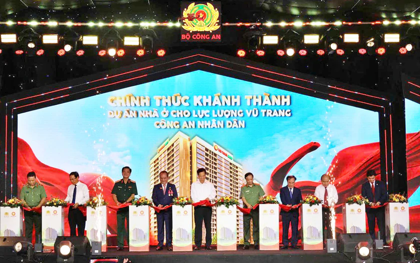 Khánh thành Nhà ở cho lực lượng vũ trang Công an nhân dân tại Đông Hưng Thuận - Ảnh 1.