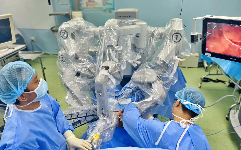 Gần 4.300 ca mổ bằng robot trong 10 năm, một Bệnh viện Bình Dân lập kỷ lục Việt Nam - Ảnh 2.