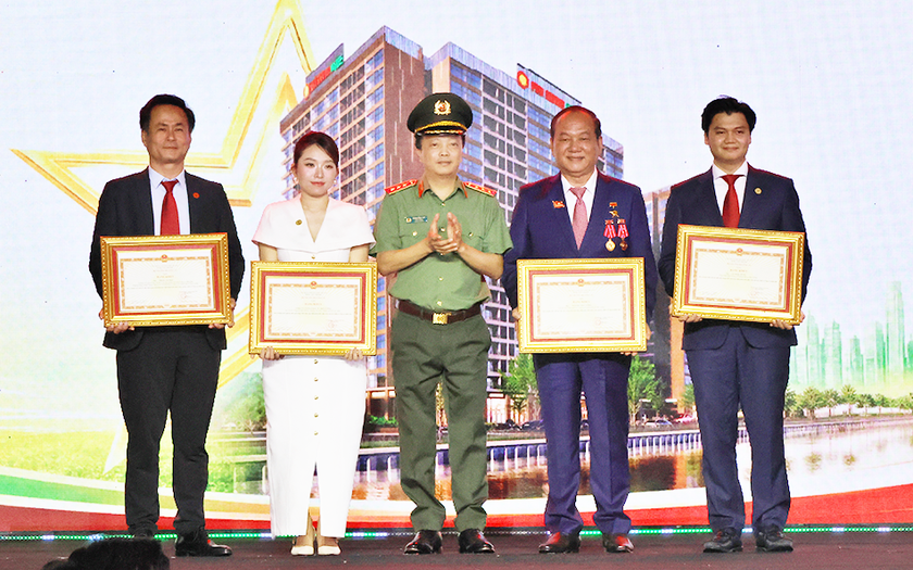 Khánh thành Nhà ở cho lực lượng vũ trang Công an nhân dân tại Đông Hưng Thuận - Ảnh 6.