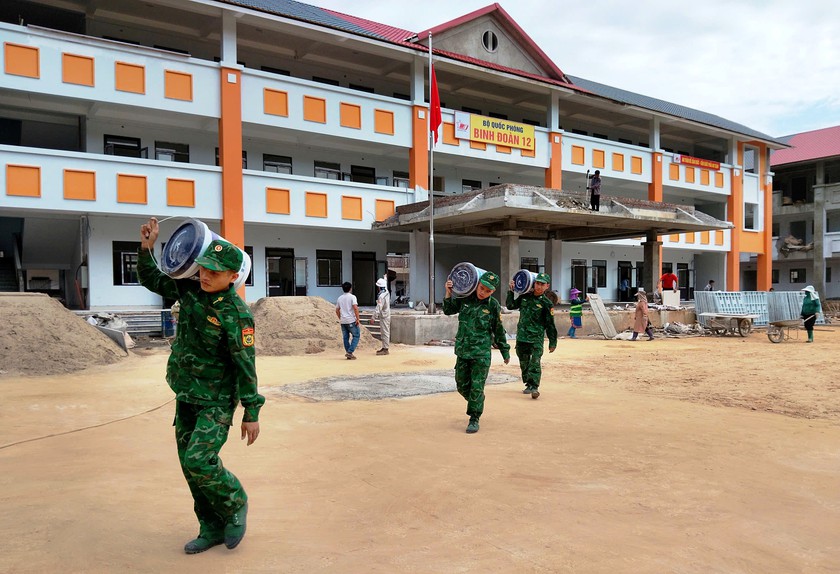 C&aacute;n bộ, chiến sĩ Đồn Bi&ecirc;n ph&ograve;ng Tả Gia Kh&acirc;u tham gia ho&agrave;n thiện trường nội tr&uacute; bi&ecirc;n giới Pha Long  - Ảnh 1.