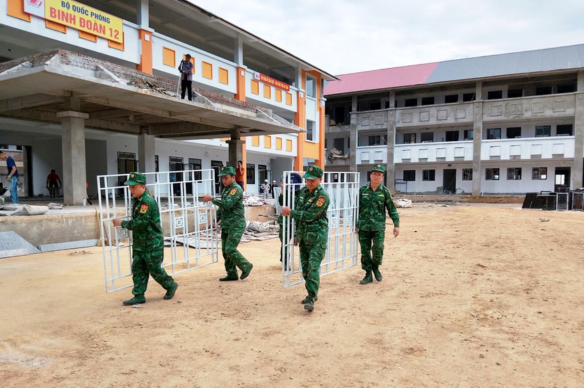 C&aacute;n bộ, chiến sĩ Đồn Bi&ecirc;n ph&ograve;ng Tả Gia Kh&acirc;u tham gia ho&agrave;n thiện trường nội tr&uacute; bi&ecirc;n giới Pha Long  - Ảnh 2.