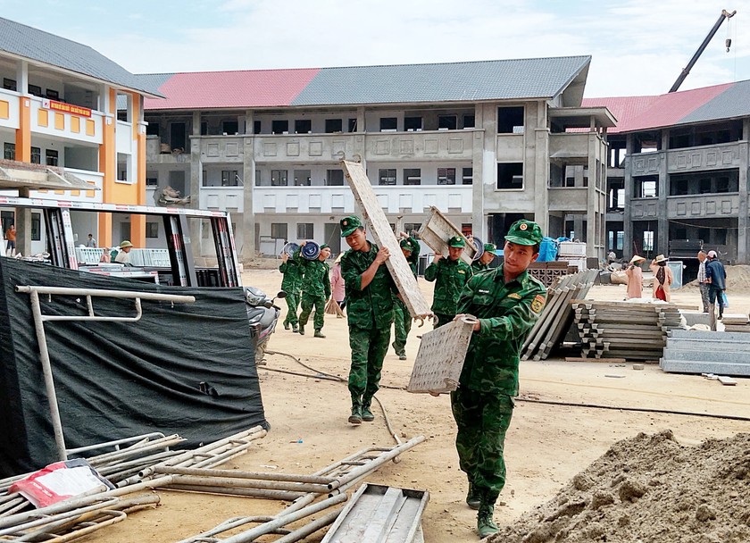 C&aacute;n bộ, chiến sĩ Đồn Bi&ecirc;n ph&ograve;ng Tả Gia Kh&acirc;u tham gia ho&agrave;n thiện trường nội tr&uacute; bi&ecirc;n giới Pha Long  - Ảnh 3.