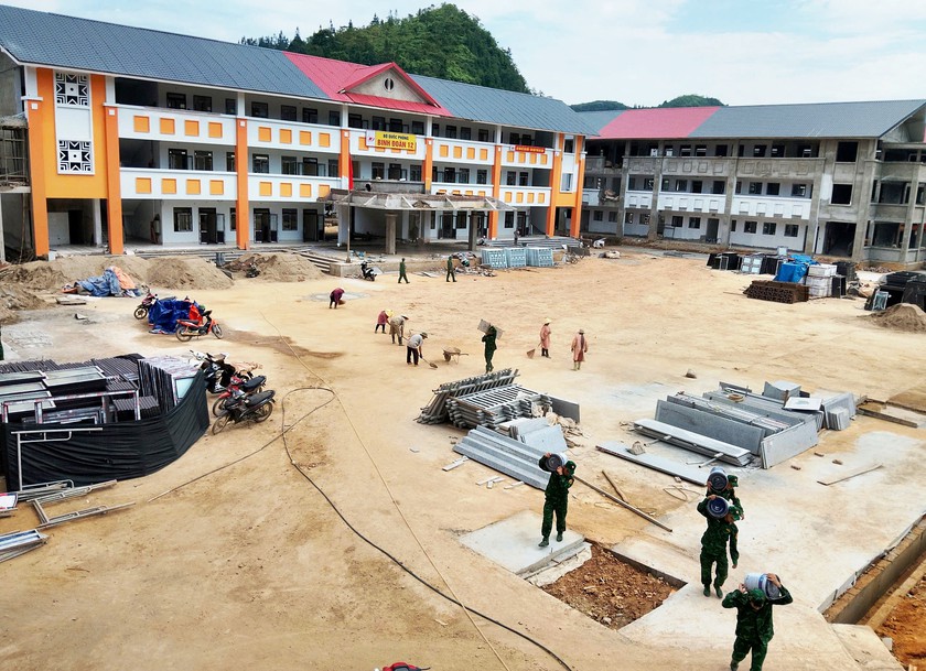 C&aacute;n bộ, chiến sĩ Đồn Bi&ecirc;n ph&ograve;ng Tả Gia Kh&acirc;u tham gia ho&agrave;n thiện trường nội tr&uacute; bi&ecirc;n giới Pha Long  - Ảnh 5.