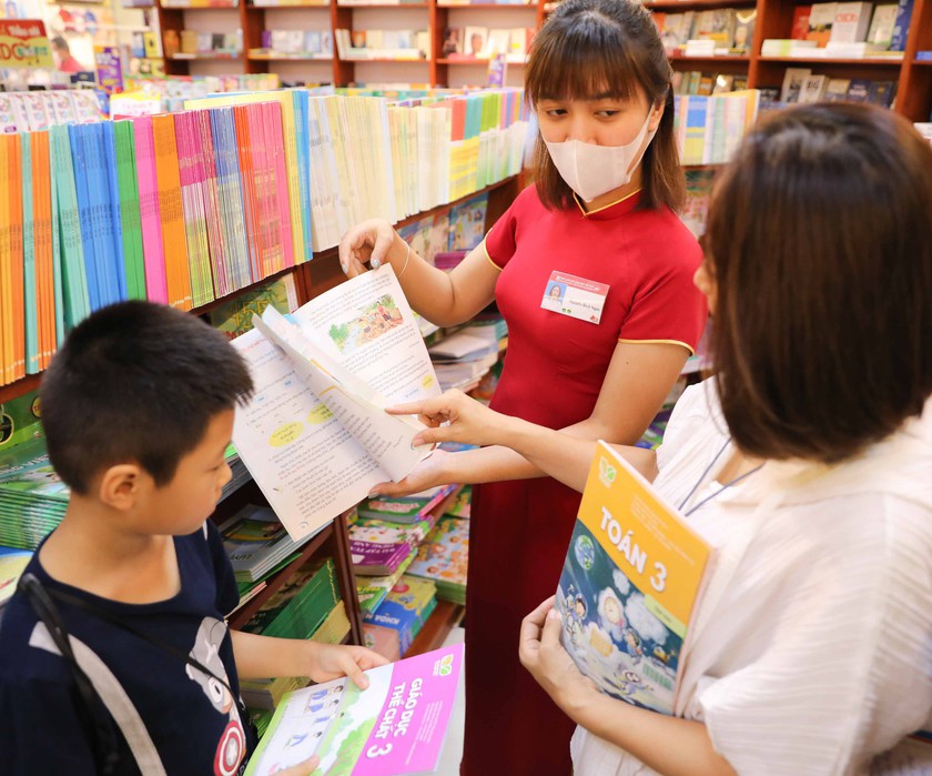 Nhà xuất bản Giáo dục Việt Nam lý giải tình trạng thiếu sách giáo khoa - Ảnh 1.