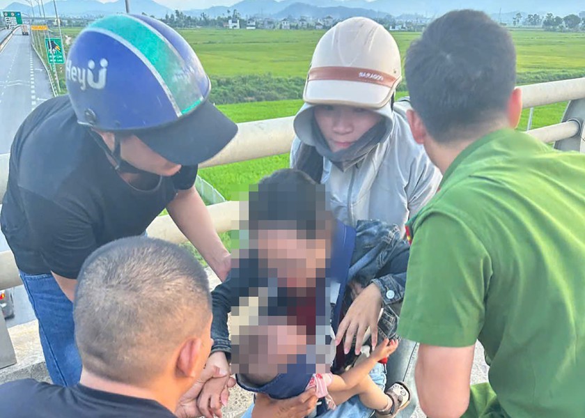 Công an xã Thần Lĩnh kịp thời ngăn cản người mẹ ôm con nhỏ ý định nhảy cầu - Ảnh 1.