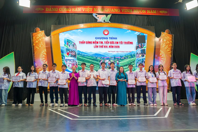 Thái Nguyên: Hơn 300 triệu đồng tiếp sức học sinh nghèo đến trường - Ảnh 5.