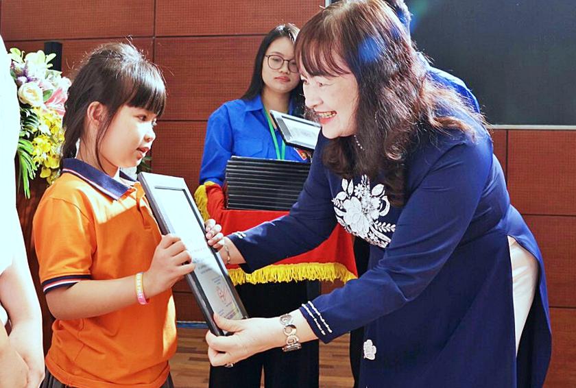 Tự học và khát vọng cống hiến thắp sáng tinh thần "Học không bao giờ cùng" trong công tác khuyến học Thủ đô - Ảnh 1.