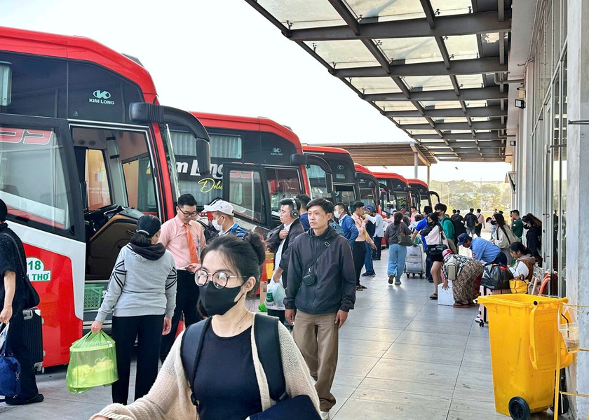 "N&oacute;ng" chuyện đi lại ở c&aacute;c đầu mối giao th&ocirc;ng kỳ nghỉ lễ Quốc kh&aacute;nh 2/9 - Ảnh 1.