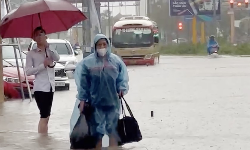 Lũ cuốn tr&ocirc;i cầu tạm, nhiều nh&agrave; d&acirc;n ở Nghệ An bị c&ocirc; lập, 1 người đuối nước - Ảnh 9.