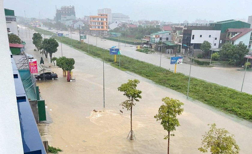 Lũ cuốn tr&ocirc;i cầu tạm, nhiều nh&agrave; d&acirc;n ở Nghệ An bị c&ocirc; lập, 1 người đuối nước - Ảnh 8.