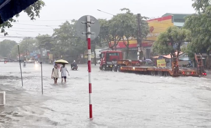 Lũ cuốn tr&ocirc;i cầu tạm, nhiều nh&agrave; d&acirc;n ở Nghệ An bị c&ocirc; lập, 1 người đuối nước - Ảnh 10.