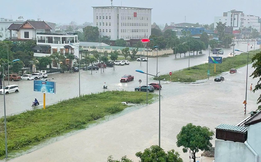 Lũ cuốn tr&ocirc;i cầu tạm, nhiều nh&agrave; d&acirc;n ở Nghệ An bị c&ocirc; lập, 1 người đuối nước - Ảnh 7.