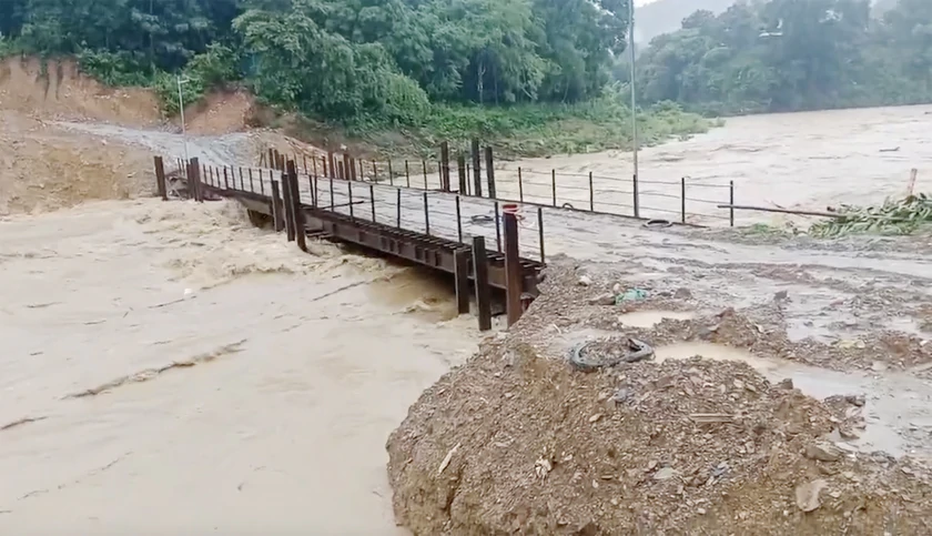 Lũ cuốn tr&ocirc;i cầu tạm, nhiều nh&agrave; d&acirc;n ở Nghệ An bị c&ocirc; lập, 1 người đuối nước - Ảnh 1.