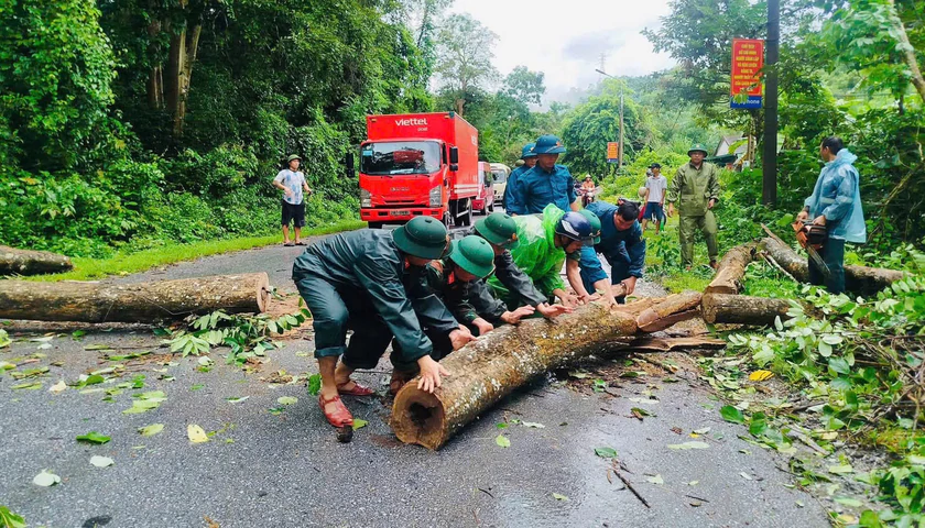 Lũ cuốn tr&ocirc;i cầu tạm, nhiều nh&agrave; d&acirc;n ở Nghệ An bị c&ocirc; lập, 1 người đuối nước - Ảnh 4.
