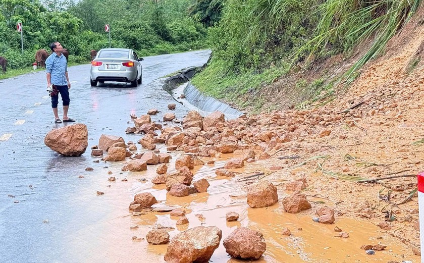 Lũ cuốn tr&ocirc;i cầu tạm, nhiều nh&agrave; d&acirc;n ở Nghệ An bị c&ocirc; lập, 1 người đuối nước - Ảnh 5.