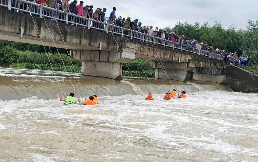Lũ cuốn tr&ocirc;i cầu tạm, nhiều nh&agrave; d&acirc;n ở Nghệ An bị c&ocirc; lập, 1 người đuối nước - Ảnh 3.