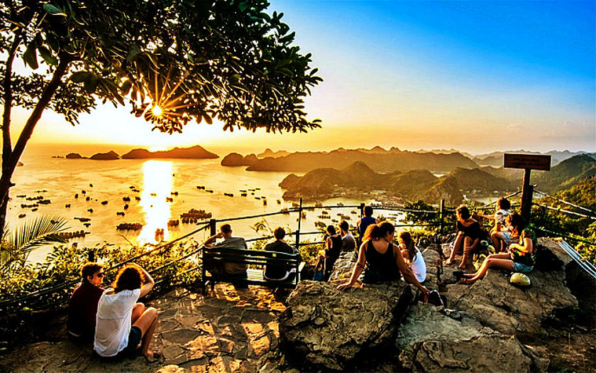 Tạp ch&iacute; Mỹ CNTraveller vinh danh C&aacute;t B&agrave; - điểm đến săn &ldquo;biển l&acirc;n tinh&rdquo; lấp l&aacute;nh - Ảnh 1.