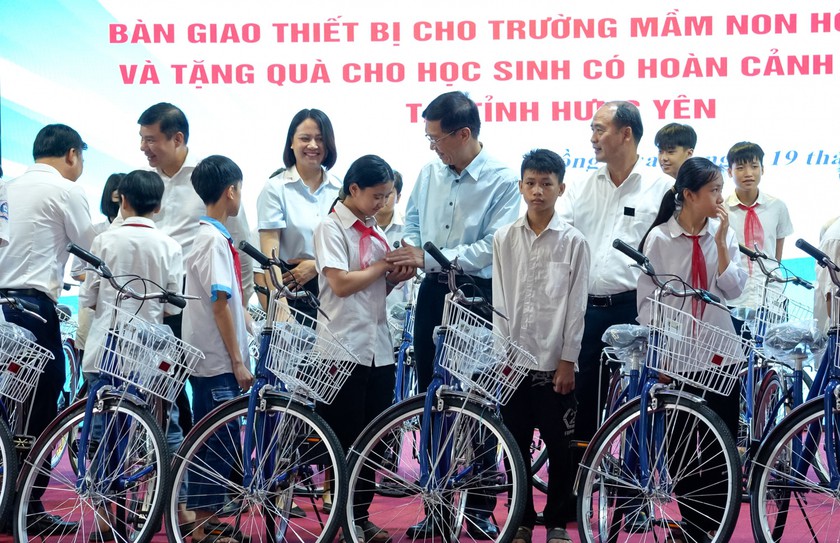 Petrovietnam tặng qu&agrave; &yacute; nghĩa cho học sinh kh&oacute; khăn tại Hưng Y&ecirc;n - Ảnh 1.