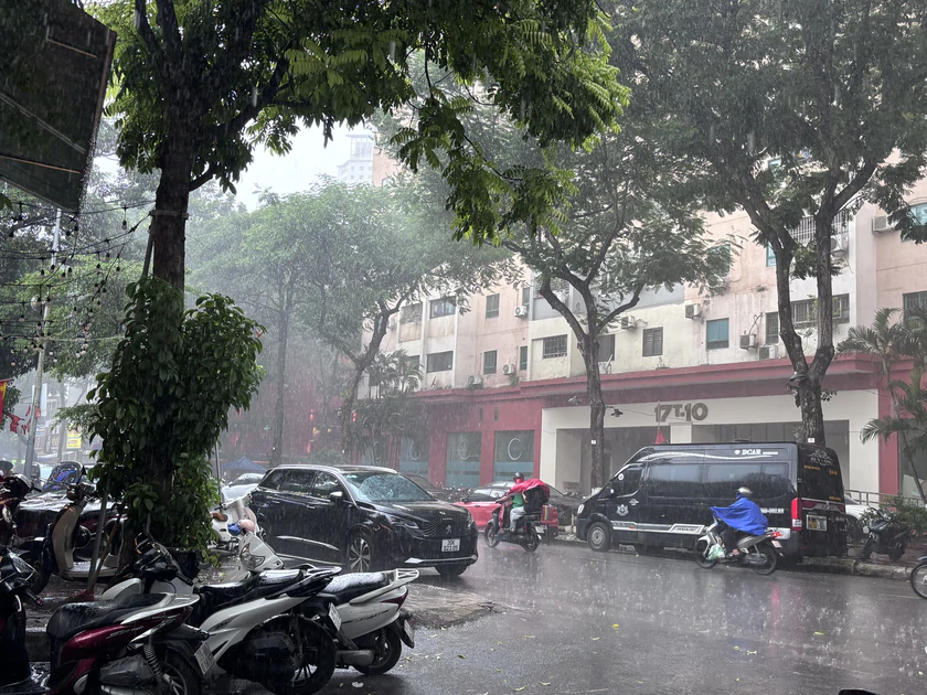 Cảnh b&aacute;o mưa to ở c&aacute;c tỉnh Đ&ocirc;ng Bắc Bộ v&agrave; Thanh H&oacute;a; Nghệ An, H&agrave; Tĩnh - Ảnh 1.