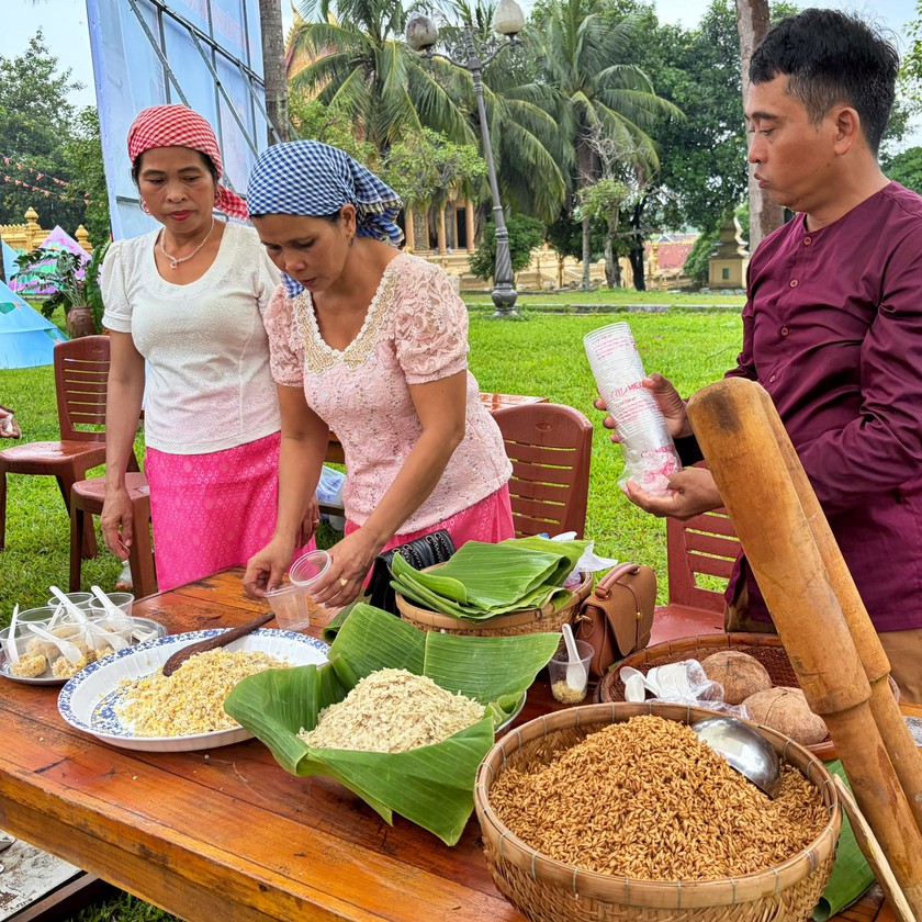 Tận mắt thấy các công đoạn làm cốm dẹp, bánh lá mít đặc sản Tây Nam Bộ giữa Thủ đô - Ảnh 1.