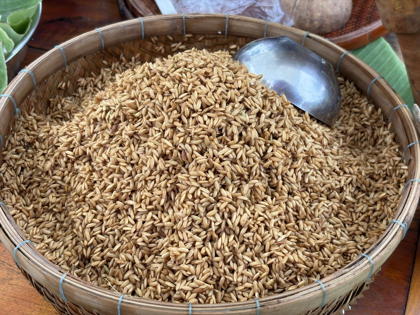 Tận mắt thấy các công đoạn làm cốm dẹp, bánh lá mít đặc sản Tây Nam Bộ giữa Thủ đô - Ảnh 8.