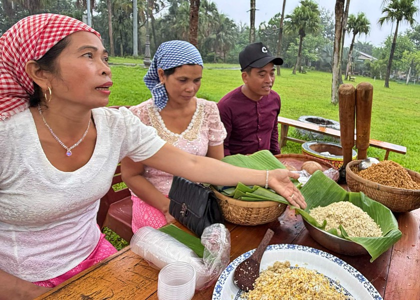 Tận mắt thấy các công đoạn làm cốm dẹp, bánh lá mít đặc sản Tây Nam Bộ giữa Thủ đô - Ảnh 10.