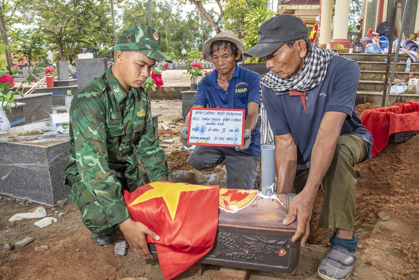 Ảnh người phụ nữ được tìm thấy trong mộ liệt sĩ ở Quảng Ngãi được phán đoán không phải là thân nhân - Ảnh 4.