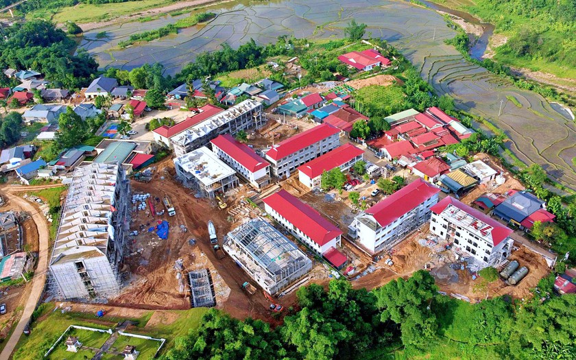 Trường phổ th&ocirc;ng nội tr&uacute; hơn 123 tỉ đồng đang gấp r&uacute;t ho&agrave;n thiện ở v&ugrave;ng bi&ecirc;n giới xứ Thanh - Ảnh 1.