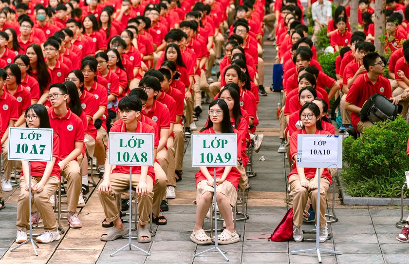 Thay thi tuyển bằng x&eacute;t tuyển, tuyển sinh lớp 10 H&agrave; Nội c&oacute; giảm nhiệt hay chuyển v&ugrave;ng &aacute;p lực? - Ảnh 1.