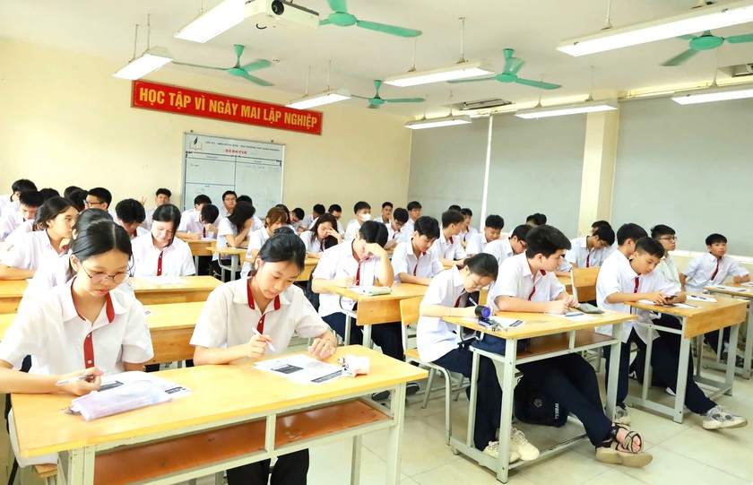 Bàn ghế học sinh "hai mươi năm vẫn ngồi tốt"? - Ảnh 1.