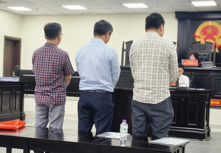 X&eacute;t xử cựu hiệu trưởng trong vụ "ăn chặn" tiền A80 của sinh vi&ecirc;n - Ảnh 1.