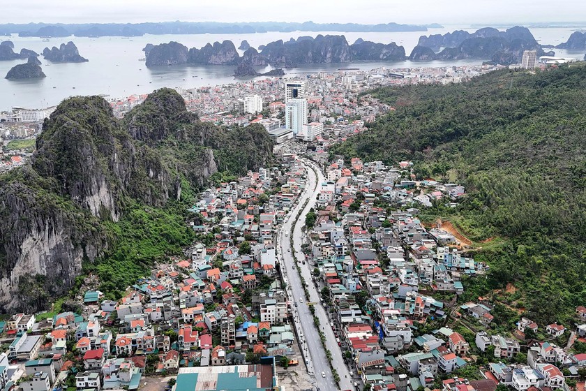 Quốc hội th&ocirc;ng qua Nghị quyết về việc thành l&acirc;̣p th&agrave;nh phố Quảng Ninh - Ảnh 2.