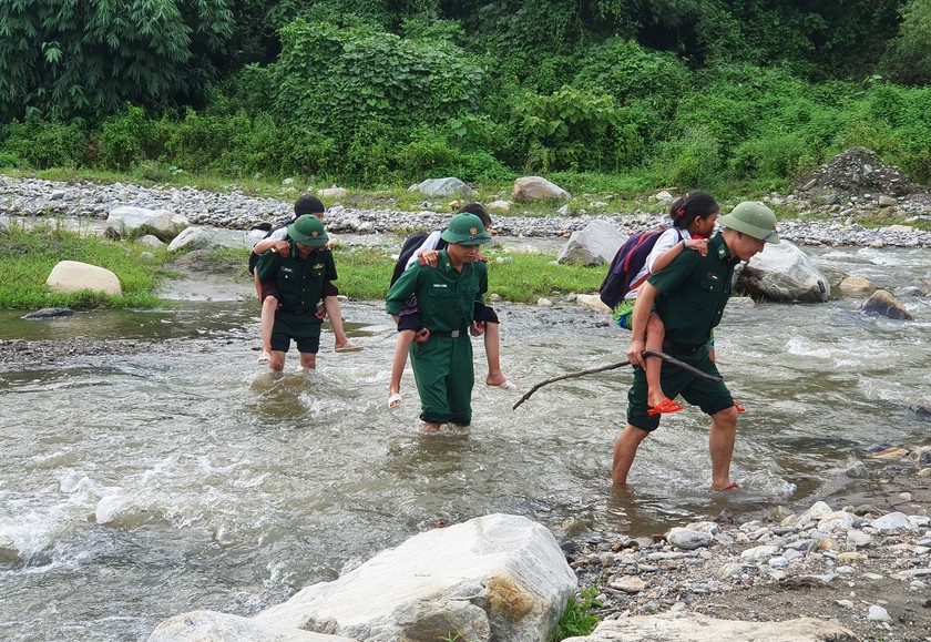 Bộ đội Bi&ecirc;n ph&ograve;ng L&agrave;o Cai tuy&ecirc;n dương c&aacute;c học sinh &ldquo;Con nu&ocirc;i Đồn bi&ecirc;n ph&ograve;ng&rdquo; đỗ đại học năm 2026 - Ảnh 2.