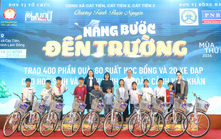 Hội Khuyến học L&acirc;m Đồng phối hợp trao qu&agrave;, học bổng trị gi&aacute; 414 triệu đồng tiếp sức học sinh đến trường m&ugrave;a thứ VI - Ảnh 1.