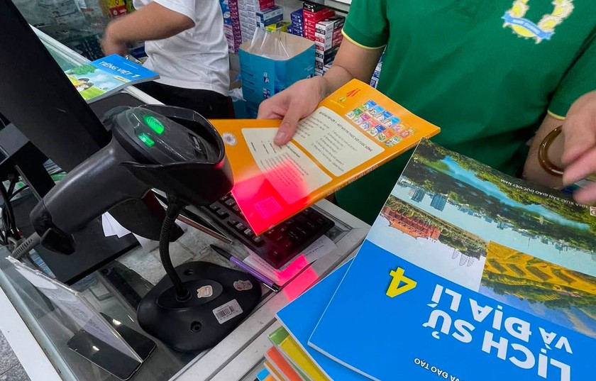Nh&agrave; xuất bản Gi&aacute;o dục Việt Nam l&yacute; giải nguy&ecirc;n nh&acirc;n  "sốt" s&aacute;ch gi&aacute;o khoa ở Th&agrave;nh phố Hồ Ch&iacute; Minh - Ảnh 1.