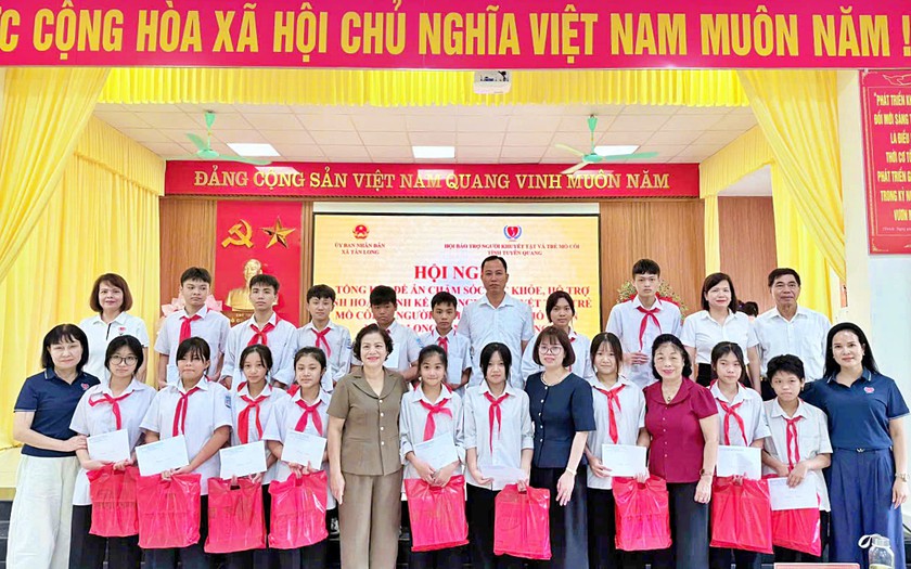 Khuyến học Tuy&ecirc;n Quang đồng h&agrave;nh chăm s&oacute;c sức khỏe, hỗ trợ sinh kế tại x&atilde; T&acirc;n Long - Ảnh 1.