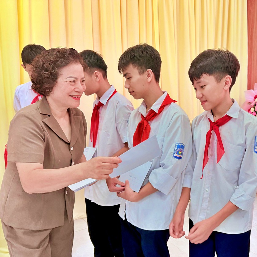Khuyến học Tuy&ecirc;n Quang đồng h&agrave;nh chăm s&oacute;c sức khỏe, hỗ trợ sinh kế tại x&atilde; T&acirc;n Long - Ảnh 2.