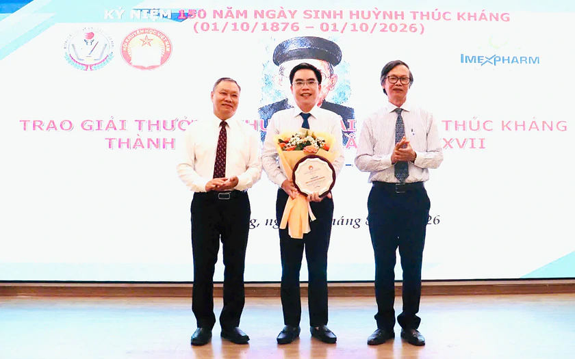 Đ&agrave; Nẵng trao Giải thưởng Khuyến t&agrave;i Huỳnh Th&uacute;c Kh&aacute;ng, vinh danh 42 học sinh xuất sắc - Ảnh 1.