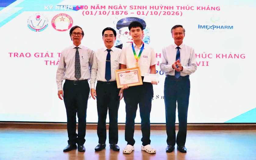 Đ&agrave; Nẵng trao Giải thưởng Khuyến t&agrave;i Huỳnh Th&uacute;c Kh&aacute;ng, vinh danh 42 học sinh xuất sắc - Ảnh 2.