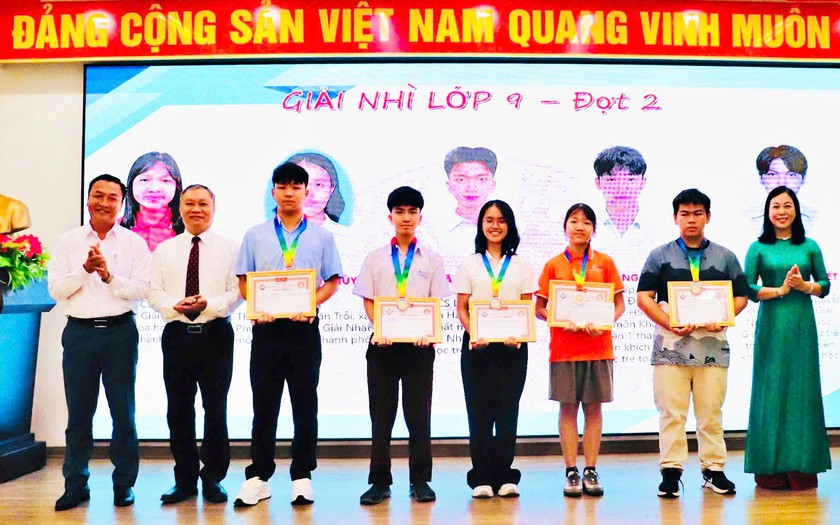 Đ&agrave; Nẵng trao Giải thưởng Khuyến t&agrave;i Huỳnh Th&uacute;c Kh&aacute;ng, vinh danh 42 học sinh xuất sắc - Ảnh 3.