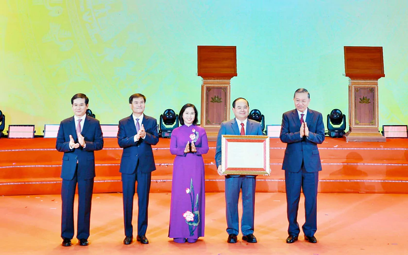 Tổng B&iacute; thư, Chủ tịch nước T&ocirc; L&acirc;m dự Lễ c&ocirc;ng bố  th&agrave;nh lập th&agrave;nh phố Quảng Ninh - Ảnh 3.